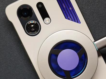 分享一下OPPO K13 Tubro Pro的疾风散热套装(工程版),液冷手机壳+27瓦磁吸风扇搭配组成;
风扇是常规27瓦的魔改版,新增了两个接触金属触点,和其搭配的手机壳背面贴铁片相对应,先磁吸固定,再接触导电,以此,驱动壳子的液冷泵工作。
手机壳端,不仅内置完整磁吸组,还特意设置了右上视窗,可以看到循环的液体流动,有点解压…
整体散热系统由三部分组成,1 手机本体的散热风扇,2 磁吸主动风扇,3 微泵液冷手机壳;OPPO团队确实下了心思,疾风外设部分,均由外部直供电,解热效果显著,不用损耗手机自身电量,初代的体系能做这样,还是挺完整的。
#OPPO #OPPOK13TurboPro #散热器