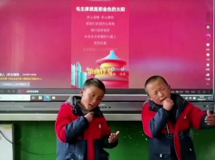 人民日报转发:高原童声唱初心!藏族娃《北京的金山上》火了,清澈嗓音里藏着最真挚的热爱。#雪域童声唱祖国 #北京的金山上高原版 #童年里的家国情怀 #最清澈的热爱#高原教室的歌声