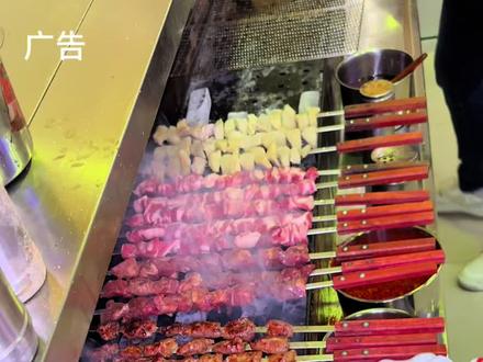 这家烧烤可千万不敢多点,饭量小的一串都能吃饱,超级好吃的东北大油边,几十种新鲜现穿的大肉串,海鲜,蔬菜,真的是超级下酒!#东北大油边 #东北烧烤 #烧烤