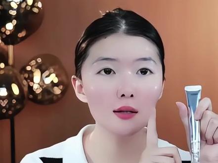 这款带按摩头的玻色因眼霜,质地清爽不黏腻,日常做眼周护理很舒服,自带冰感按摩头,用起来冰冰凉凉的#玻色因眼霜 #眼霜推荐 #夕颜护肤