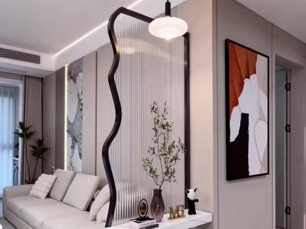 🏠「家的高级感,从一块屏风开始」
两个姑娘的力气,换来了客厅的通透与格调。波浪黑框温柔包裹,水波纹镜面折射出细碎光影,推门即是松弛又精致的生活场景。#热门#客厅屏风#屏风隔断