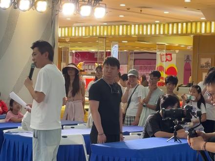谁不想急头白脸的在大庭广众偷吃呢 宝龙广场#偷吃大赛