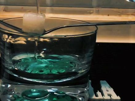 世间绿色精灵,艺术灵感来源。苦艾酒Absinthe #创作灵感 #苦艾酒的喝法 #什么是苦艾酒 #调酒师日常 #抖音小助手