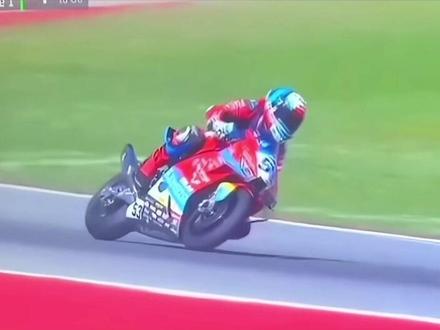 wsbk葡萄牙站第二回合,中国张雪机车820rr再次夺冠!生吃雅马哈,拉爆杜卡迪,凭实力极限反超!像极了张雪 永不言败的那股劲!历时20年的不懈努力,终于向全世界绽放!2026第一部大型励志纪录片!张雪牛逼!@张雪的机车 #摩托车比赛 #f1正赛 #摩托车赛事高光 #motogp世界锦标赛 #世界摩托车锦标赛motogp