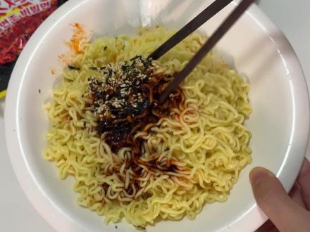 有小宝投稿测评的一袋半火鸡面,细面口感也不错!#今麦郎火鸡面 #火鸡面测评 #零食测评 #真实测评 #小鼠尝鲜