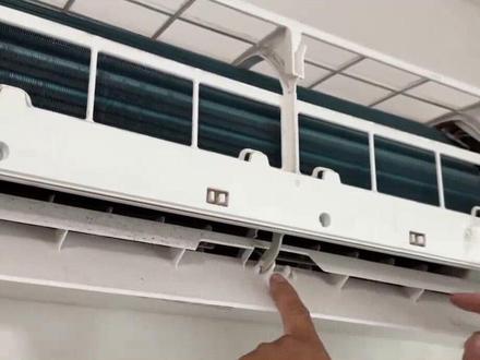 格力空调怎么拆开清洗?格力空调怎么内部污垢!其实非常简单,这样才可以洗到全部:一、关闭空调电源;二、拆卸空调面板;三、拆卸空调过滤网;四、拆卸空调风扇;五、清洗空调机身内部;六、清洗空调排水管道;七、定期保养#格力空调清洗 #空调清洗 #格力空调 #专业的事交给专业的人来做更靠谱 #家庭日常