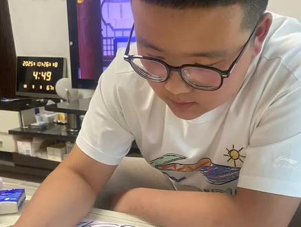 #手抄报 认真绘画的外孙