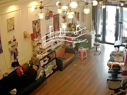 老板在店内睡觉被歌曲叫醒,以为是客人来了,下意识还回应一句。 网友:请回答1988终于有人回答了#开店的心酸