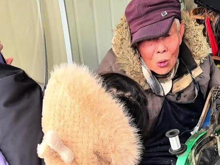 女子假肢脚板裂缝,换新要花一万多,修鞋大爷免费帮修补!#假肢 #暖心正能量 #修鞋大爷 #善良