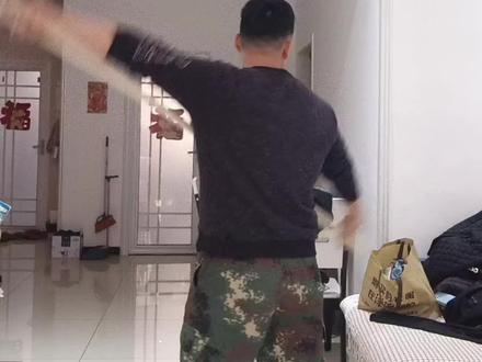 肩颈僵硬,乌龙盘棍每天一百个#锻炼 #肩颈僵硬 #乌龙盘棍