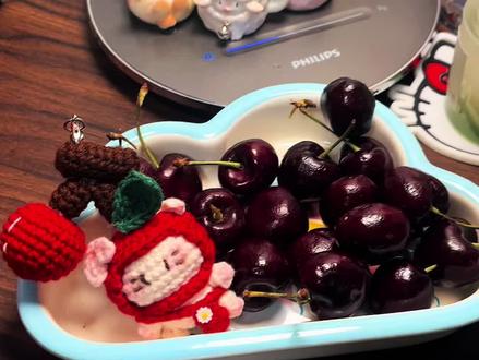 吃车厘子就是要有小猫陪!
#钩针编织 #钩针 #车厘子 #挂件 #手工