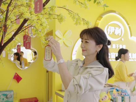 #伊利桂花主题体验店 迎来了一位“明星顾客”~#赵雅芝排队领桂花牛奶被围观 赵老师不仅打卡了限定桂花饮品,还在店内祝福中国健儿夺金折桂!想Get赵雅芝同款桂花牛奶就来打卡吧~#杭州亚运会 #伊路折桂的快乐