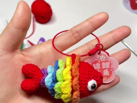 七彩小锦鲤钩织教程来了~~以柔软毛线为墨,精细钩针作笔,勾勒灵动锦鲤。当你把它带回家,也就带回了一整年的好运气 。#爱生活爱编织 #零基础学钩针 #玩毛线 #毛线钩织 #挂饰挂件手工制作