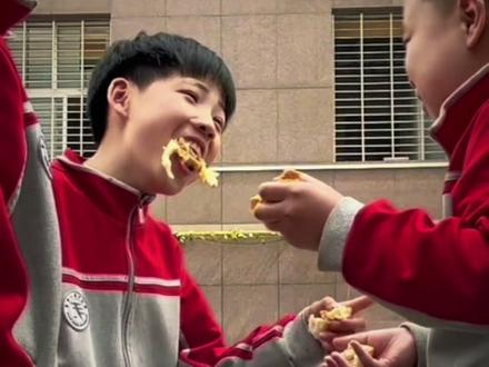 来看看妈妈寄的家乡特产到学校被室友嫌弃九大名场面 #当代大学生精神状态 #男生宿舍