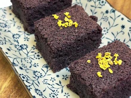 黑米山药红枣糕 黑米和山药搭配做成发糕,不加面粉也不加糖,做法简单,既营养又好吃,老人小孩都很适合 #自制糕点 #黑米山药糕 #营养早餐 #蒸糕 #真实生活分享计划