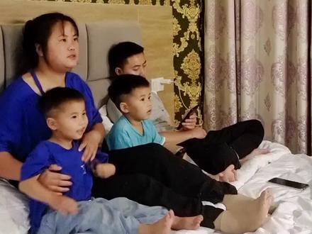当初说不来安徽 真的好后悔 钱挣不到 东西也全部搬过来 现在好多东西都只能扔了买了明天早上的高铁票 孩子爸爸陪我们在宾馆睡最后一晚 过了今晚我回贵州做留守妇女 他也辞职去其他地方打工了#记录真实生活