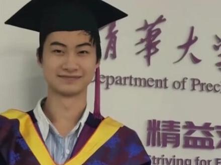 5月10日(发布),河北沧州,曾靠捡废品考上清华大学的庞众望哽咽告白去世的母亲:“妈,你看我做得很好”。庞众望如今是清华大学精密仪器系在读博士生,他早前接受采访的时候表示“在未来不辜负她给我起的名字”。 #庞众望 #寒门贵子庞众望 #母亲节 @抖音小助手 @DOU+小助手
