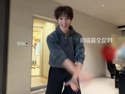 一时分不清颜安和豆包谁更抽象#颜安 #豆包 #穿搭