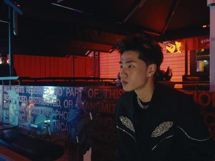 颜值新人Afro律动里的深情告白 ROYE- Fine B 深夜问你一句,如果我不再闪耀,不再成功,你还会愿意陪我跳完这支舞吗?
作词Lyrics by: ROYE
作曲Composition by: ROYE
制作人Produced by:ROYE
编曲Arrangement:Black Eagle Beats
和声Backing Vocals by: ROYE
混音Mixed by: Jay true楚杰
人声编辑Vocal Editor:Jay true楚杰
母带Mastered by:Jay true楚杰
#看见音乐计划 #社区rapper #holdluv #afro #颜值