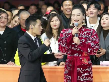 《野花香》原唱低调现身大舞台,献唱经典歌曲太厉害了 #索图 #野花香 #真人真唱 #人气爆棚 #索图大舞台