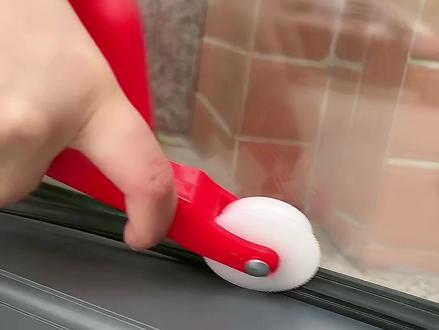 门窗安装压胶条也是一道重要工序!那么怎样才算压好胶条呢。#三道杠胶枪 #好物分享 #实用好物 #好物推荐 #门窗人 #美缝 #压胶条 #压胶条工具 #胶条压轮