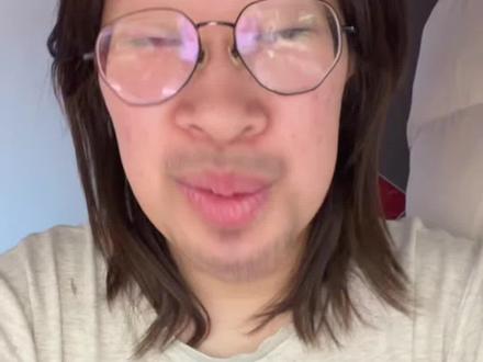 我爸妈是最好的爸妈 虽然总吵架 那些总是说重男轻女的人 你啥成分我真懒得说了 我爸全单位的人都知道他亲我 应该是现实生活过得不幸福 见到一个姐弟家庭就要过来挑拨离间 不好意思我爸妈是我见过最牛逼的爸妈 他俩可不是一般人 说我虐待我弟可以 但是别侮辱他俩
#原生家庭 #父母 #母爱 #父爱 #幸福