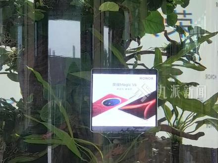 3月10日,#荣耀折叠屏行业唯一官宣水下4米防水,记者计时观察,4个半小时手机仍可正常工作#荣耀MagicV6正式发布#荣耀MagicV6发布会