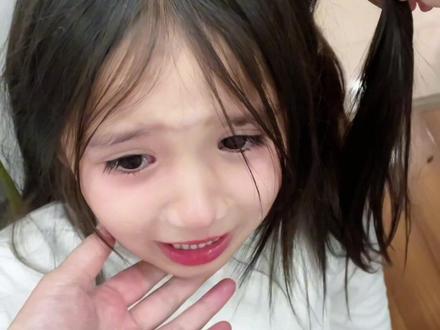 拿皮筋弹到她耳朵了,我道歉了但是她不接受! #妈妈能有什么坏心思 #一种新的道歉方式错不起我对了 #错不起我对了