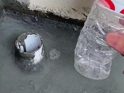 1个水瓶就能排空屋内积水!神奇的虹吸原理,用1个注射器就讲明白