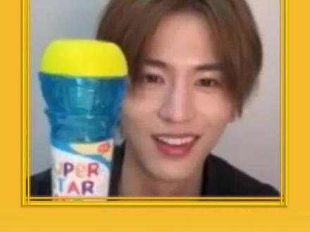 #张凌赫对话筒哞了一分钟 受不了一点了,牛牛简直活在我的笑点上!#张凌赫 #唱歌 #搞笑 #直播