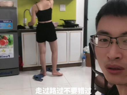 越南女友的闺蜜,太能吃了,养不起了,要给她送出去了。。一天四顿,一顿五碗,养不起了,养不起啦#记录真实生活 #越南女孩 #内容过于真实 #旅行 #闺蜜