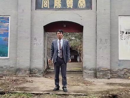 鄠邑区北乡迎祭城隍活动历史悠久,源远流长,他是在宗教信仰文化背景下产生的,他是将历史上的忠臣名将或者是居有高尚品德的人奉为城隍神,按地域化分为三社,在渭河南岸19个村子为一社,供奉纪信为城隍神,据说纪信是大王镇王守村人,他是汉时刘邦的大将军,在荥阳大战中替刘邦诈降而牺牲,其妻为什王村人。在大官路南北两侧21村供奉韩诚为城隍神,据说韩诚是朱元璋的大将军,他是甘亨街道办韩村人,其妻为五竹街道办李伯村人。在城西涝河东西两侧13个村供奉三城隍,其说法有二,其一说张忠孟为城隍神,曾在户县任县令多年,他造福百姓,修建钟楼,深受人们爱戴。其二说三城隍为周柯,周柯不是本地人,其妻是玉蝉街道办三旗村人。每年农历初十前后迎祭到本村供奉,于农历十月在本村会城隍。诗画鄠邑,品质新区,恶霸人民欢迎您!👏👏👏