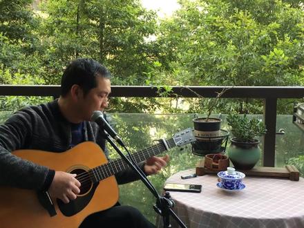 大叔深情弹唱《一条路》,山无言水无语,走过春天走过自己 #经典老歌 #吉他弹唱 #怀旧 @抖音小助手