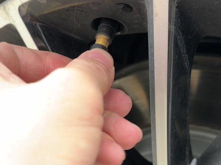 省钱妙招:#比亚迪 的车一般都会自带补胎压的设备,没有必要去花钱补胎压!#比亚迪汉 怎么补胎压?看视频就懂了