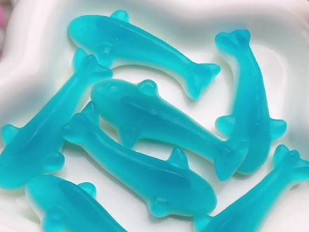 妈妈说我总是吃些奇奇怪怪的零食,我说这些零食看着奇怪但很好吃。#零食推荐 #吃货日常 #毛毛虫软糖 #童年记忆小零食 #好吃又好玩的糖果