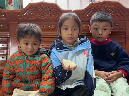 昨天弟弟说哥哥不爱他,今天哥哥正好在家出面回应,不过哈基咪为什么一定下来就很心烦的样子,哈哈哈