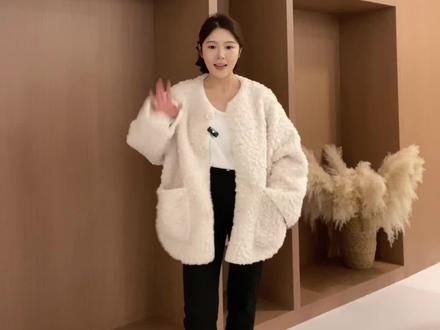 等会见姐妹们
我带着新款又来了~
等会直播间给大家展示搭配#看得见的高品质 #ootd穿搭 #冬天就要保暖又好看