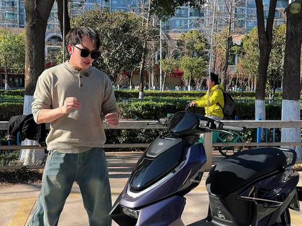 26款AE4SE+是否值得入手?有反转… 5620W的峰值功率!车架7处加强点!新配色暮光紫!没有智能屏🤧没有ABS🤧发售预计3月份❗️价格应该会比老款高一点❗️个人建议:极核车主再等等,非极核玩家直接入…#zeeho极核 #26款极核AE4 #电摩 #极核新车发布 #新老款对比