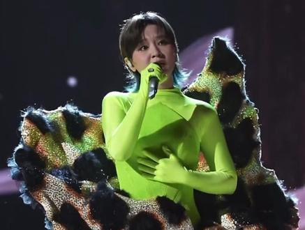 #周笔畅 #江苏卫视跨年 感人的歌声。特别的人直拍。@周笔畅 #惊艳 #魅力无限 #绝美