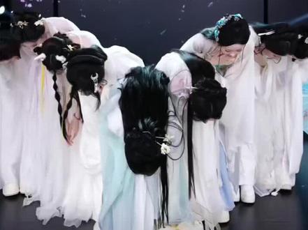 小骨发言好感动 当一个女性拿起麦克风,她就不会只为自己发声。
所有人只盯着你的外貌,殊不知你的善良与单纯才最打动人心。#sk小骨 #sk柳叶湖 #sk柳叶湖829