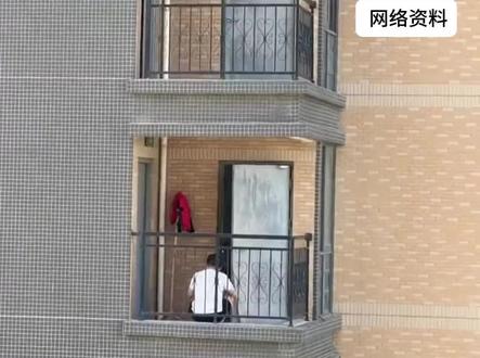 四川一女子凌晨5:30分突然闻到一股烟味,认为楼下的男子又在抽烟,于是穿上衣服出门下楼就去找楼下理论!#社会百态