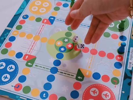 童年游戏飞行棋PK!架子姐两次被“踢”回老巢,输太惨了 #益智玩具 #飞行