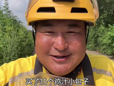 路过路边摊,买的鸡汁小包子,一口一个香爆了 #包子 #外卖小哥 #大口吃肉 #早餐 #豆腐脑