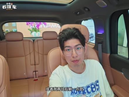 花20多万买零跑D19,到底值不值? 外观:9分!设计美学相当不错,体量感十足,缺点是车漆质感差点意思。
内饰:8分!整体来说比较简约,虽然冰箱 彩电 沙发都做的不错,但是细节方面还有不少进步空间,主副驾音响比较小,氛围灯也不算多,比起其他拥有悬浮设计的产品来说豪华感略逊,给人一种外观挺豪华,内部细看又不算很豪华的感觉。
空间:9分!三排体验其实都还不错,每个位置都有智能化配置以及充电等便捷设计,扣分项为后备箱,几乎没有下沉空间,装载能力有限,好在前备箱还算可以。
软件交互:8分!很丝滑,但是功能比较有限,AI助手和车机可玩性相较于头部产品有明显差距。
以上观点完全基于个人试驾主观感受,仅供参考。
#汽车 #新能源汽车 #零跑 #零跑D19 #全尺寸suv
