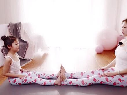 长假对付自家神兽有妙招,带着孩子一起练起来吧,你也可以瘦瘦瘦#瑜伽 #亲子瑜伽 #亲子互动游戏