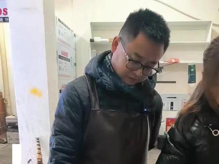 今天来了一位重庆的宝妈跟着我们学习蛋包里脊,第一天学习锤肉腌肉。#同城精选 #教学 #摆摊 #小吃 #学员培训