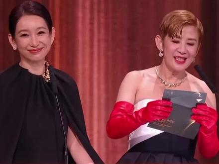 #雷佳音金鸡奖最佳男主角 #第37届中国电影金鸡奖获奖名单 公布,雷佳音凭电影《第二十条》获得本届金鸡奖最佳男主角,雷佳音感谢了老师吕晓禾,在他16岁的时候,是吕晓禾改变了他的人生,并且让他知道了金鸡奖。感谢了导演张艺谋,“他是剧组所有人崇拜的榜样,合作了四回,每次被他召唤,我都感觉自己还可以,每天在他的剧组里,我也由衷地想成为更好的演员”。#第37届金鸡奖颁奖典礼