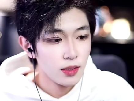 耀十一停播的原因?耀十一为什么停播了?耀十一出什么事了?#直播间 #直播录屏分享 #九宫格 #直播 @耀十一不喝酒 @玫瑰哥 连线聊天互动 @抖音创作者中心 @抖音流量扶持