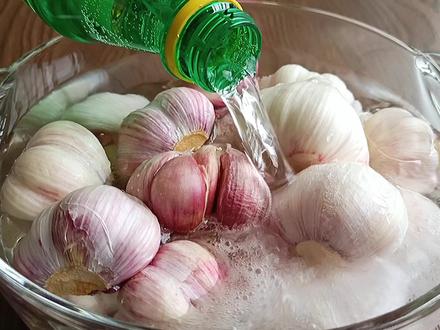 把雪碧倒进大蒜中,你没吃过的做法,酸甜脆爽吃不腻,真解馋