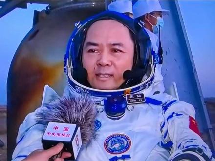 神舟21号航天员乘组返回地球,回到人间烟火。 神舟二十一号(神21)航天员时间线:
发射升空:2025-10-31 23:44(酒泉卫星发射中心)
进入空间站:2025-11-01 04:58 进驻天和核心舱
返回地球:2026-05-29 20:11,搭乘神舟二十二号返回舱,东风着陆场着陆
在轨时长:210天(约7个月),刷新中国航天员单次驻留最长纪录 。#神舟21号航天员乘组返回 #为宇航员们点赞 #中国航天员 #神舟航天员 #神舟21号乘组顺利着陆